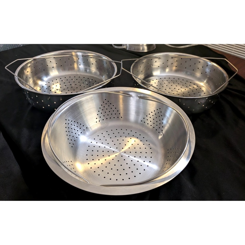 LOT OF 3 STAINLESS STEEL STEAMING BASKETS W/HANDLES. USED/VERY GOOD CONDITION